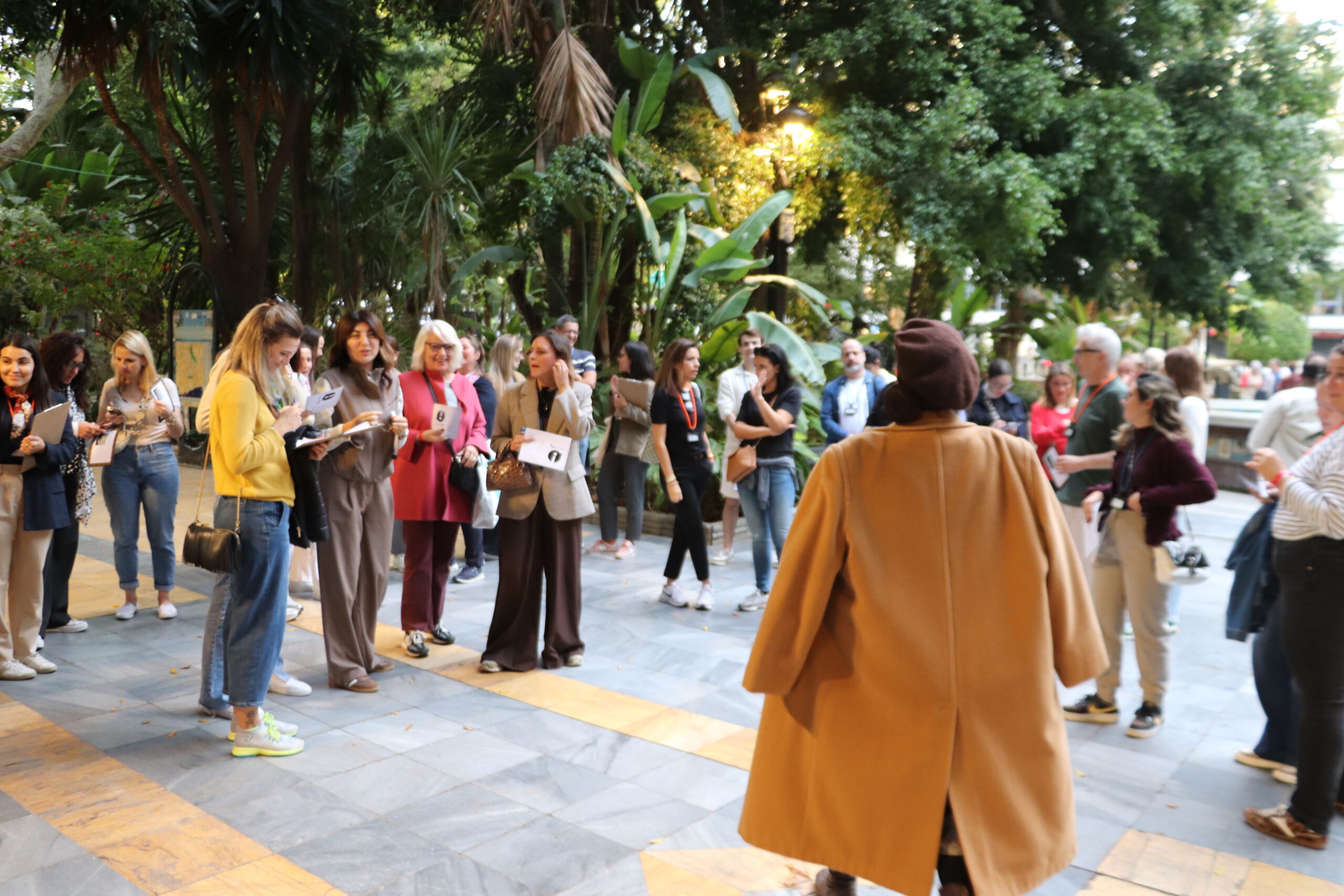 Actriz teatral dinamizando un evento inmersivo para un gran grupo de empresa