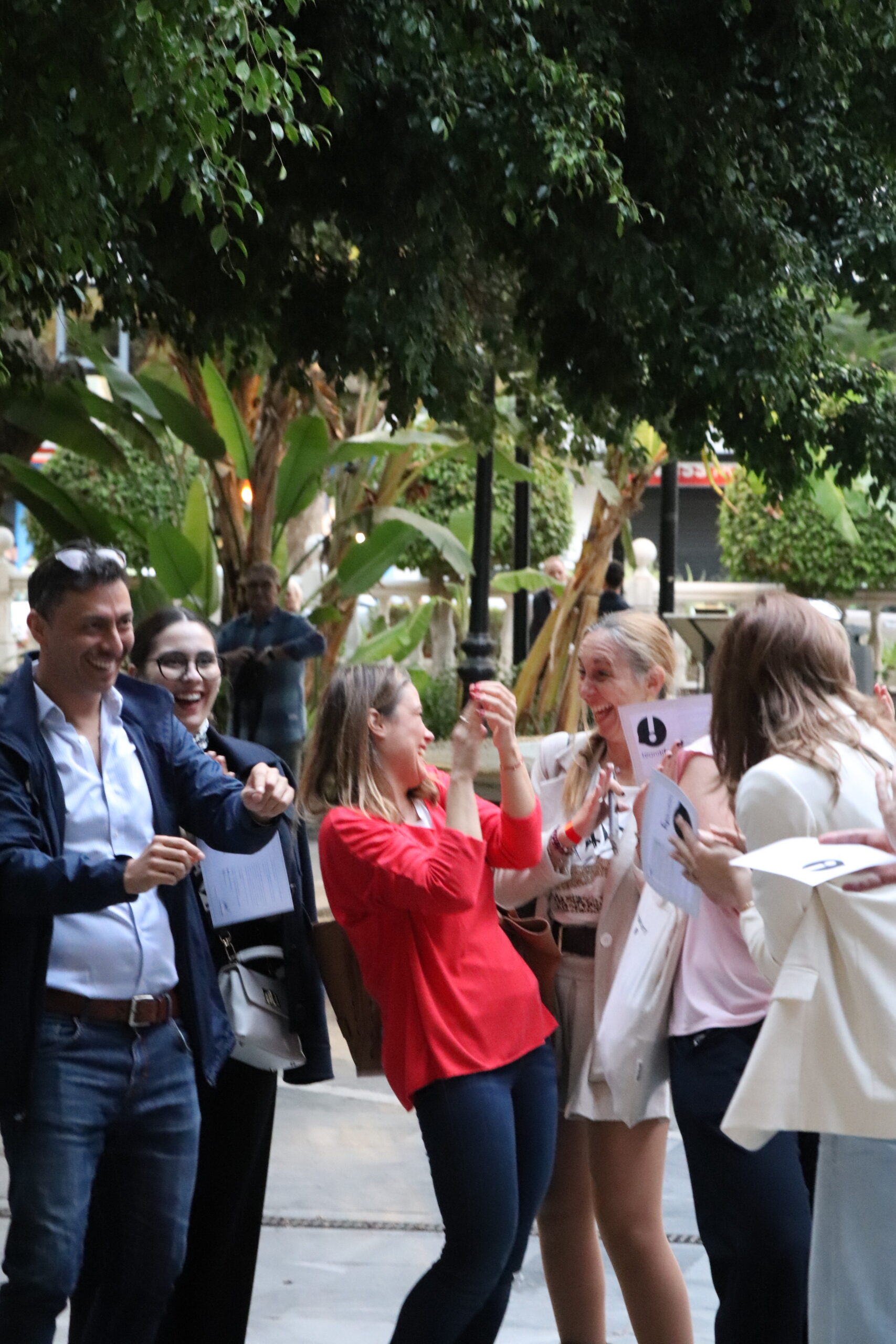 Equipo corporativo celebrando y aplaudiendo tras superar un reto de team building