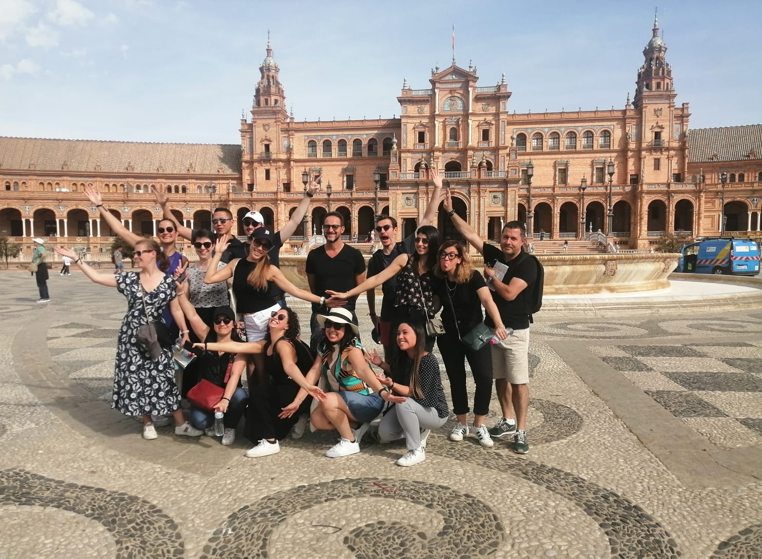 Participantes en una dinámica musical con cajones durante el team building Flamenco Express en Sevilla