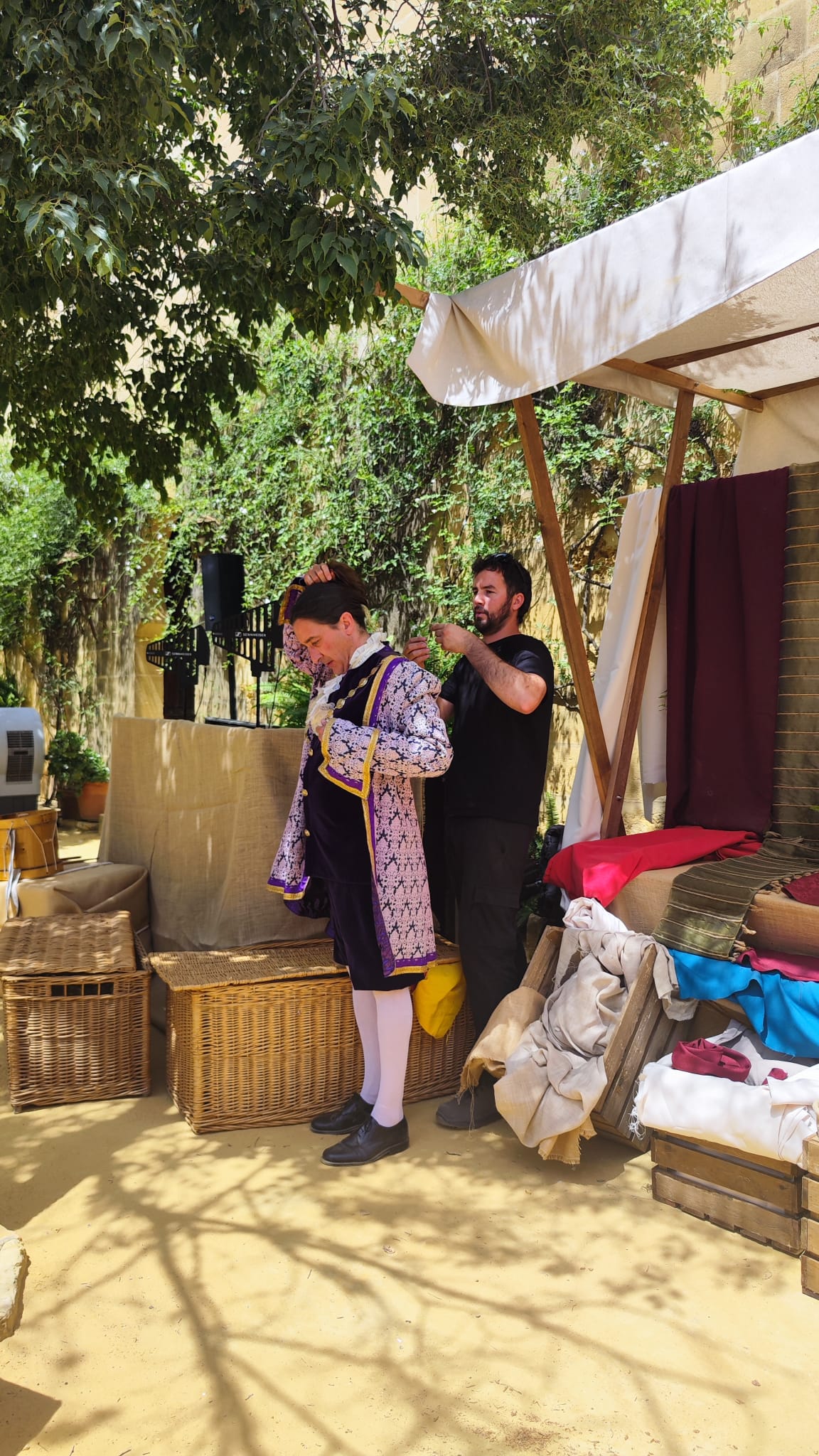 equipo de producción de team building visten a un actor tematizado