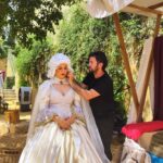 equipo de producción de team building visten a una actriz tematizada