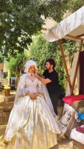 equipo de producción de team building visten a una actriz tematizada