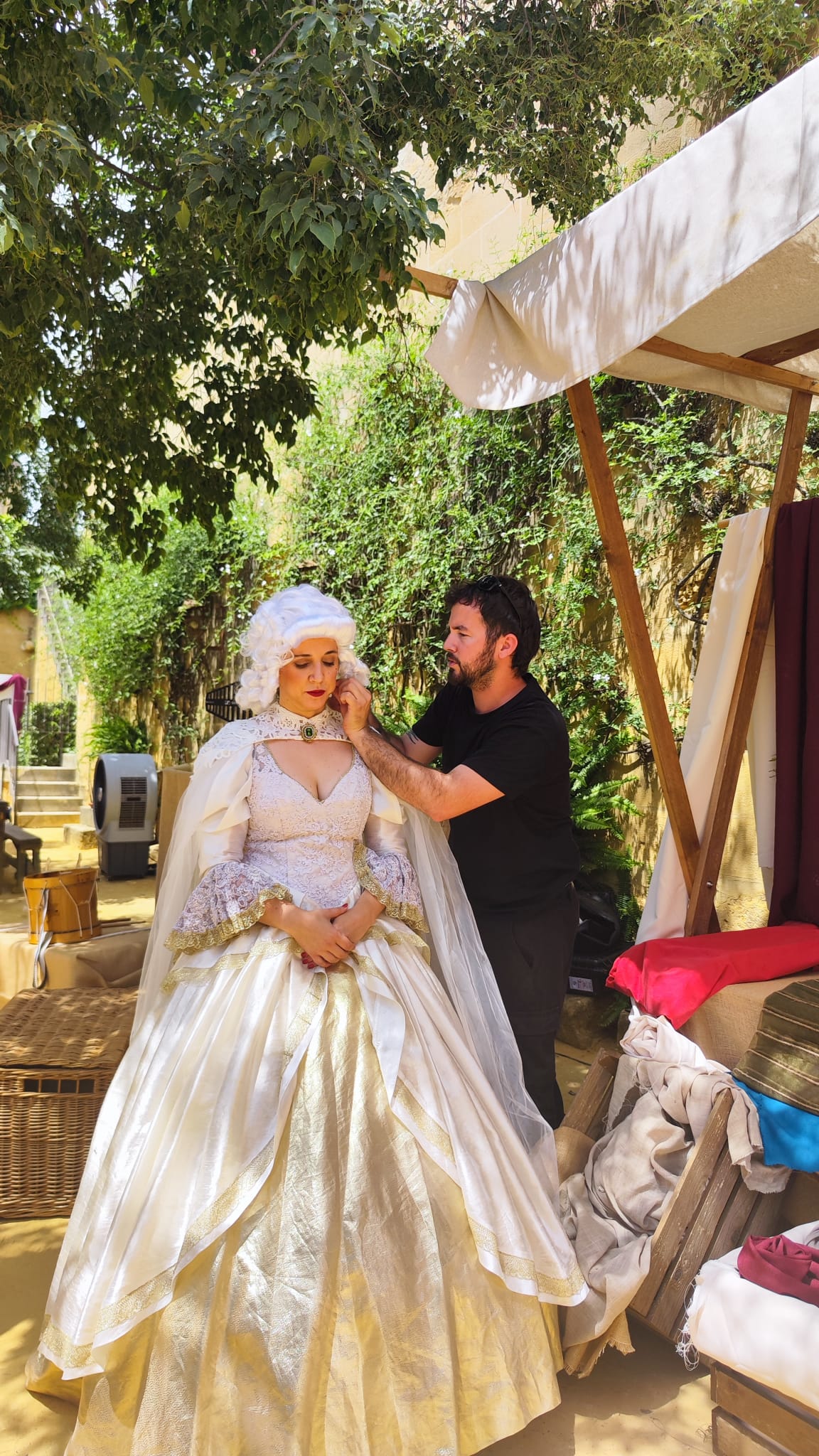 equipo de producción de team building visten a una actriz tematizada