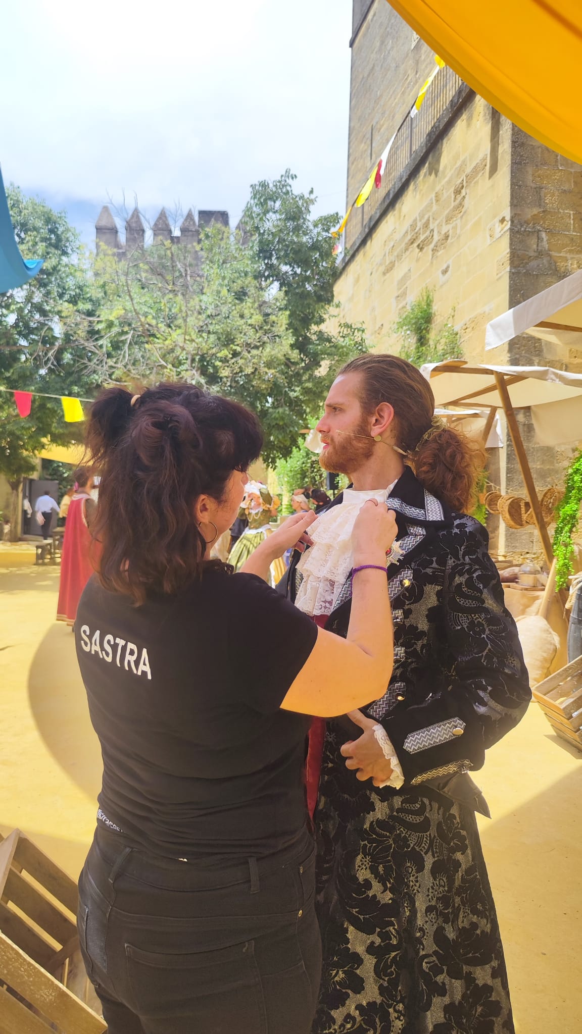 equipo de producción de team building visten a un actor tematizado renacimiento