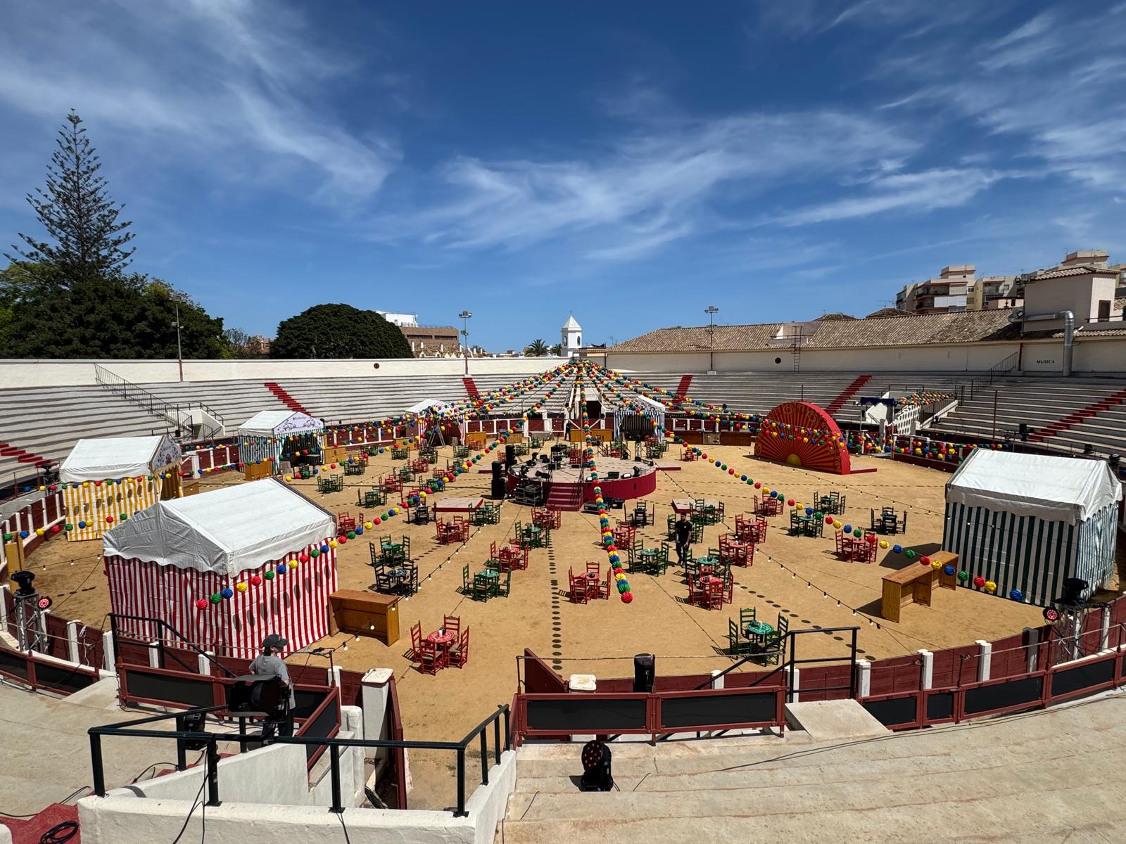 Equipo de empresa disfrutando de una Feria de Abril corporativa en un cortijo andaluz en Sevilla