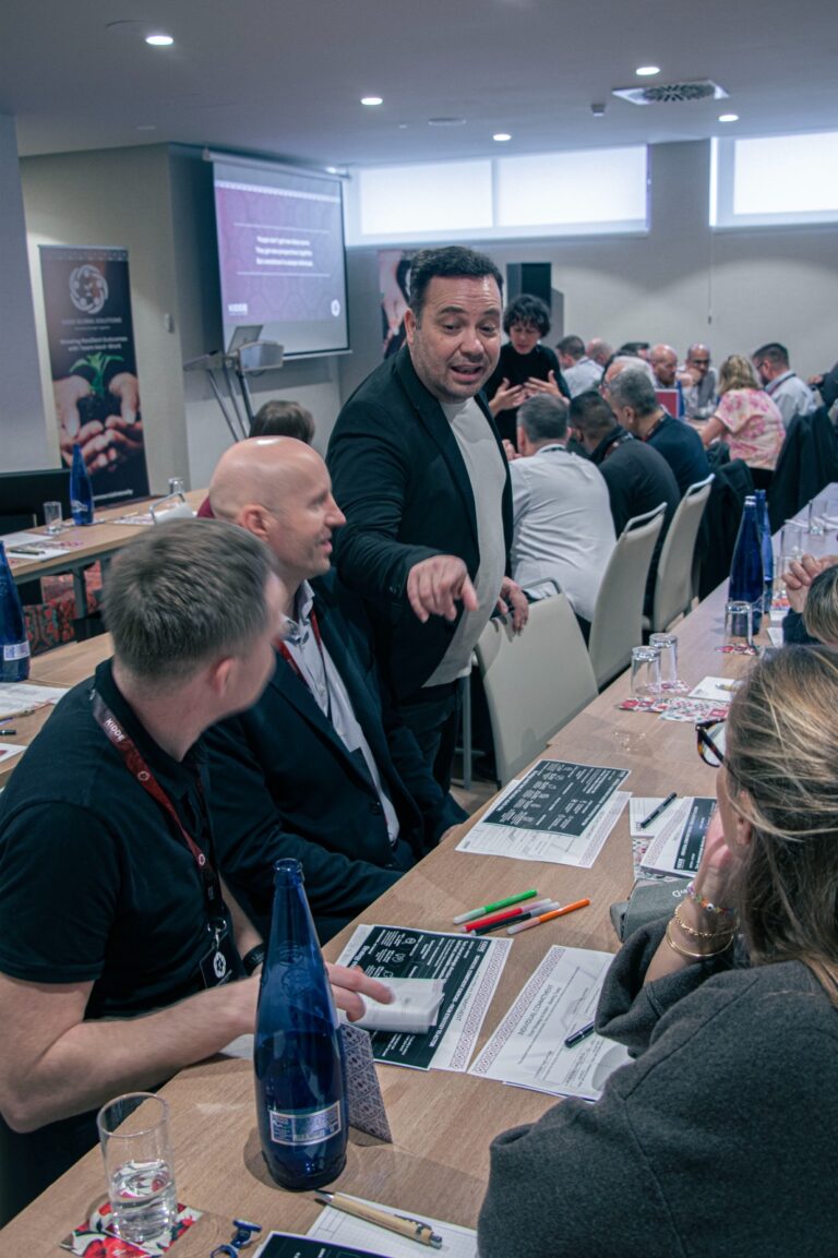 Facilitador de Teamtify guiando a un grupo de empresa en una sesión de objetivos y comunicación interna.