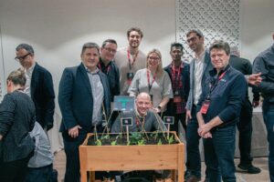 Equipo de más de 100 personas construyendo y plantando jardineras en una actividad de team building RSC en Sevilla