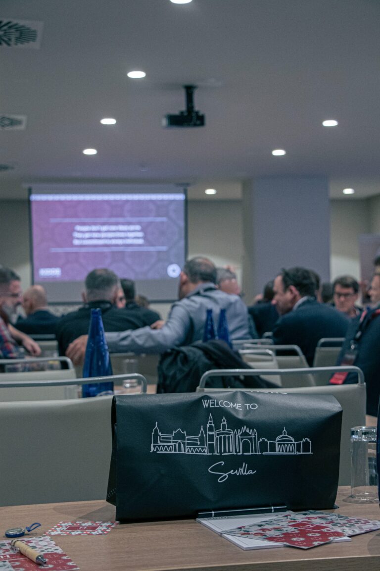Profesionales trabajando juntos en una sala de reuniones durante un evento corporativo de team building