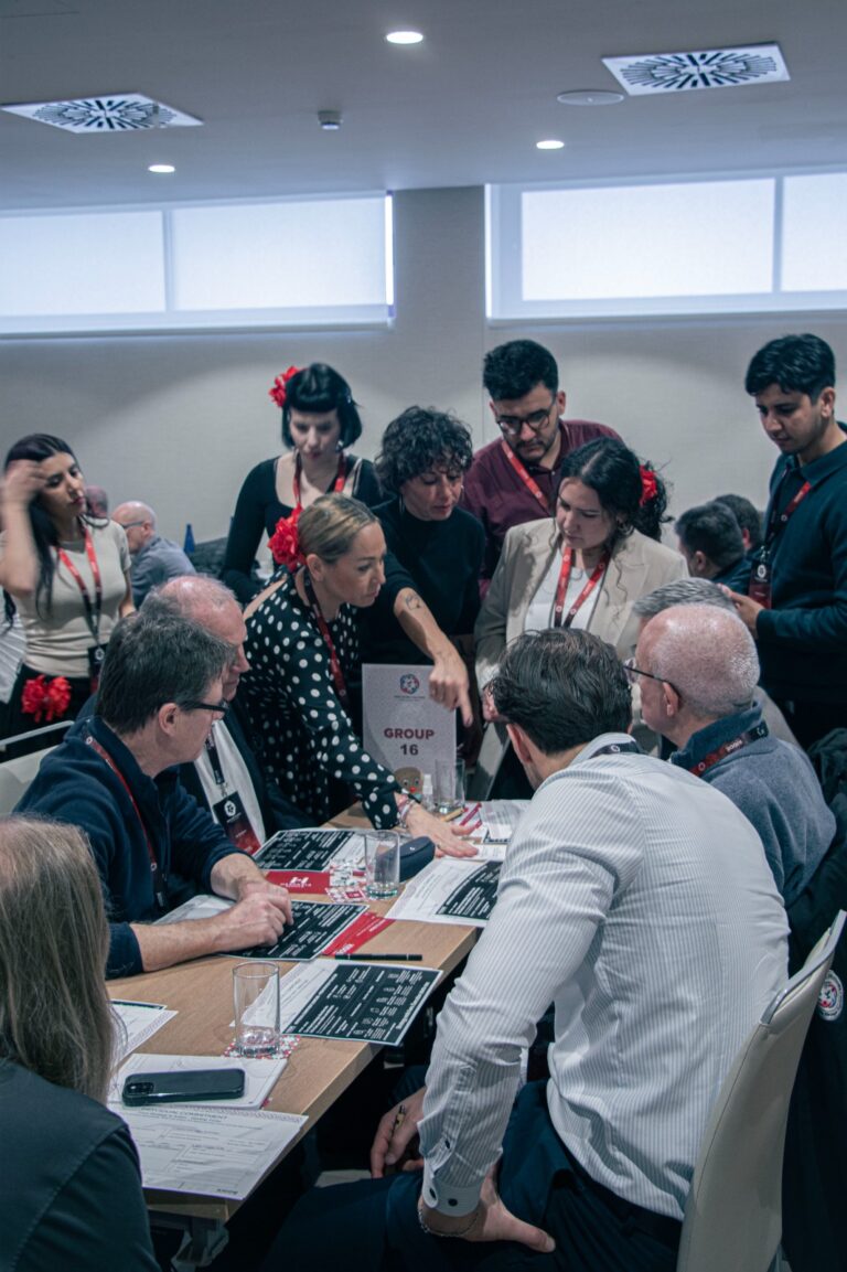 Equipo de empleados participando en una dinámica de alineación estratégica durante su kick-off corporativo en Sevilla