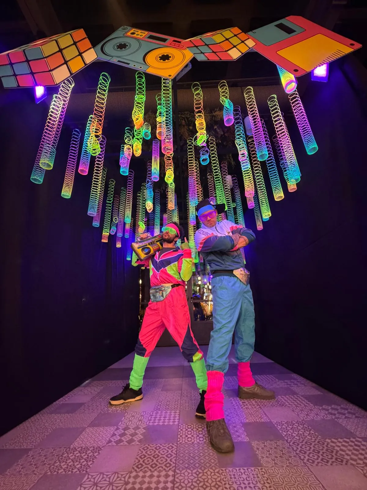 Fiesta años 80 para empresa Repsol en Barcelona con bola de discoteca e iluminación neón