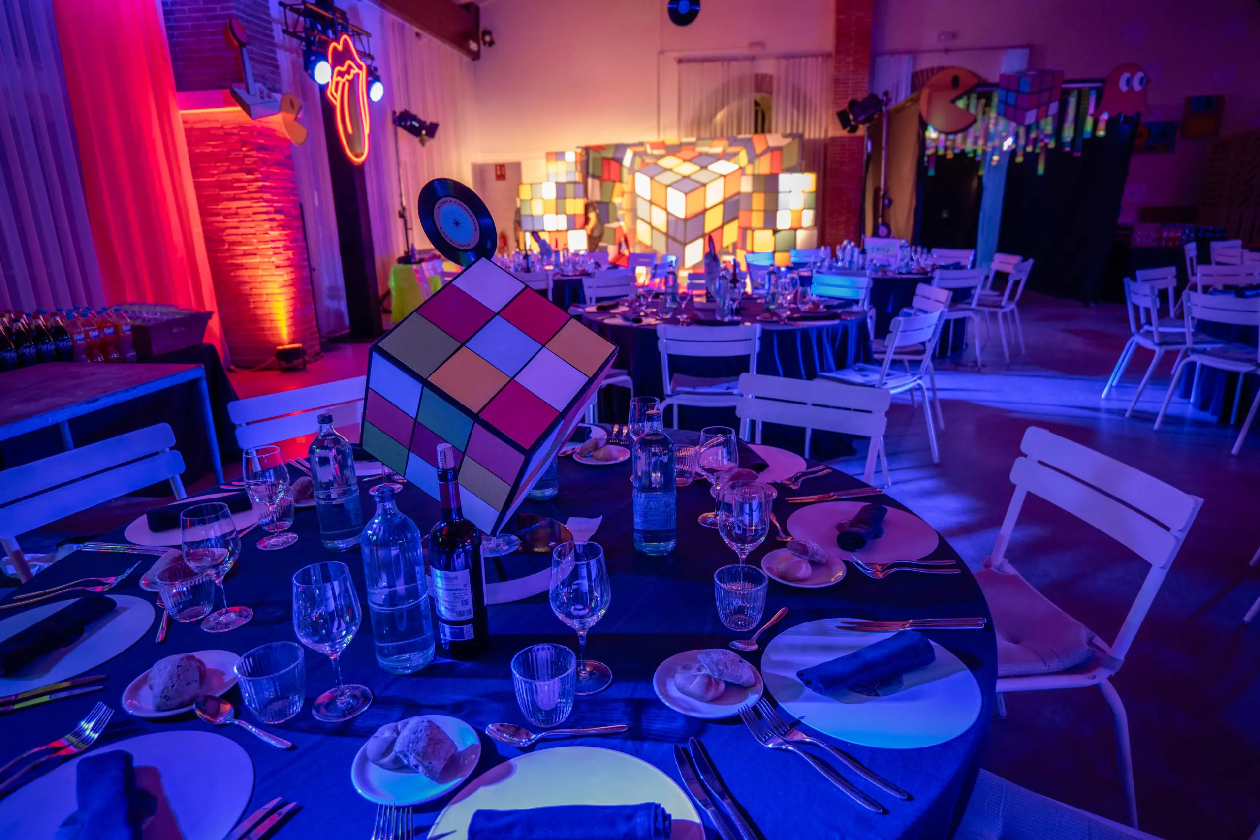 Vista panorámica del montaje completo de fiesta años 80 corporativa en Barcelona