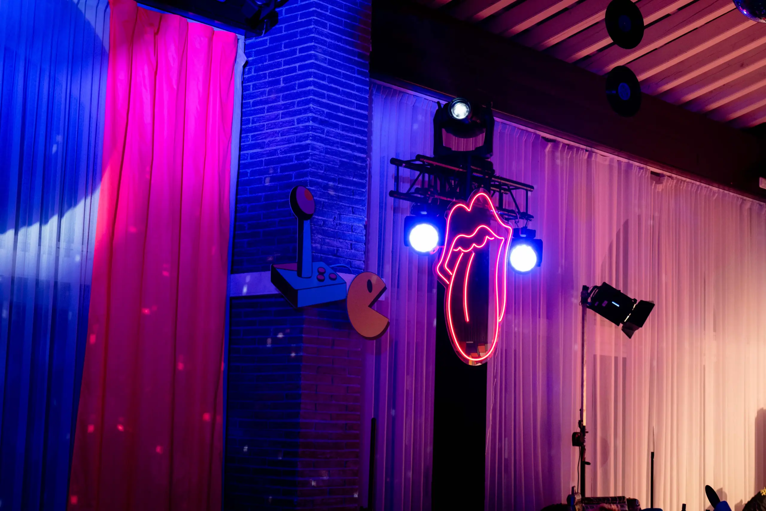 Cubo de Rubik gigante como escenografía central en fiesta años 80 para empresa
