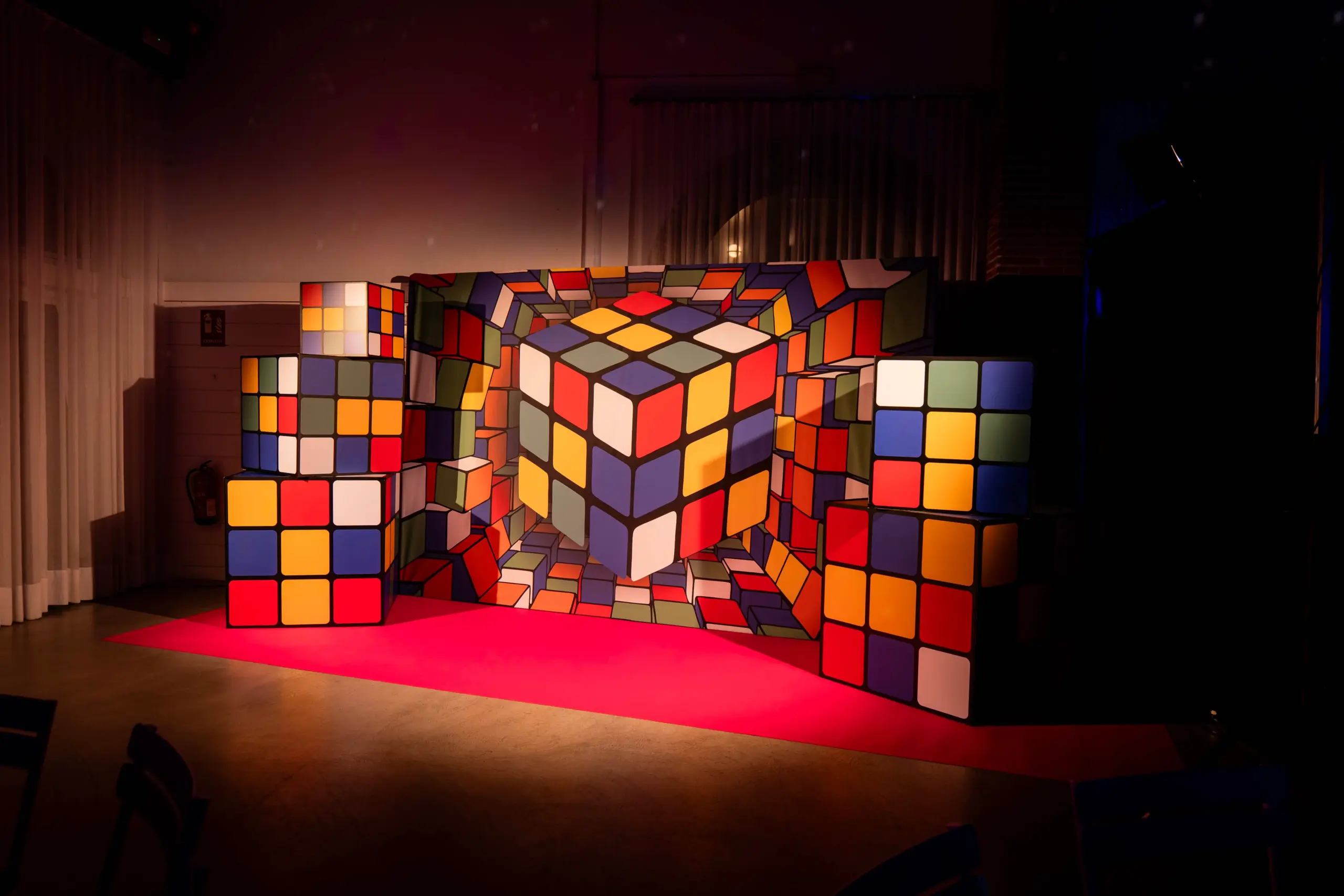 Detalle de escenografía años 80 en evento corporativo para Repsol en Barcelona