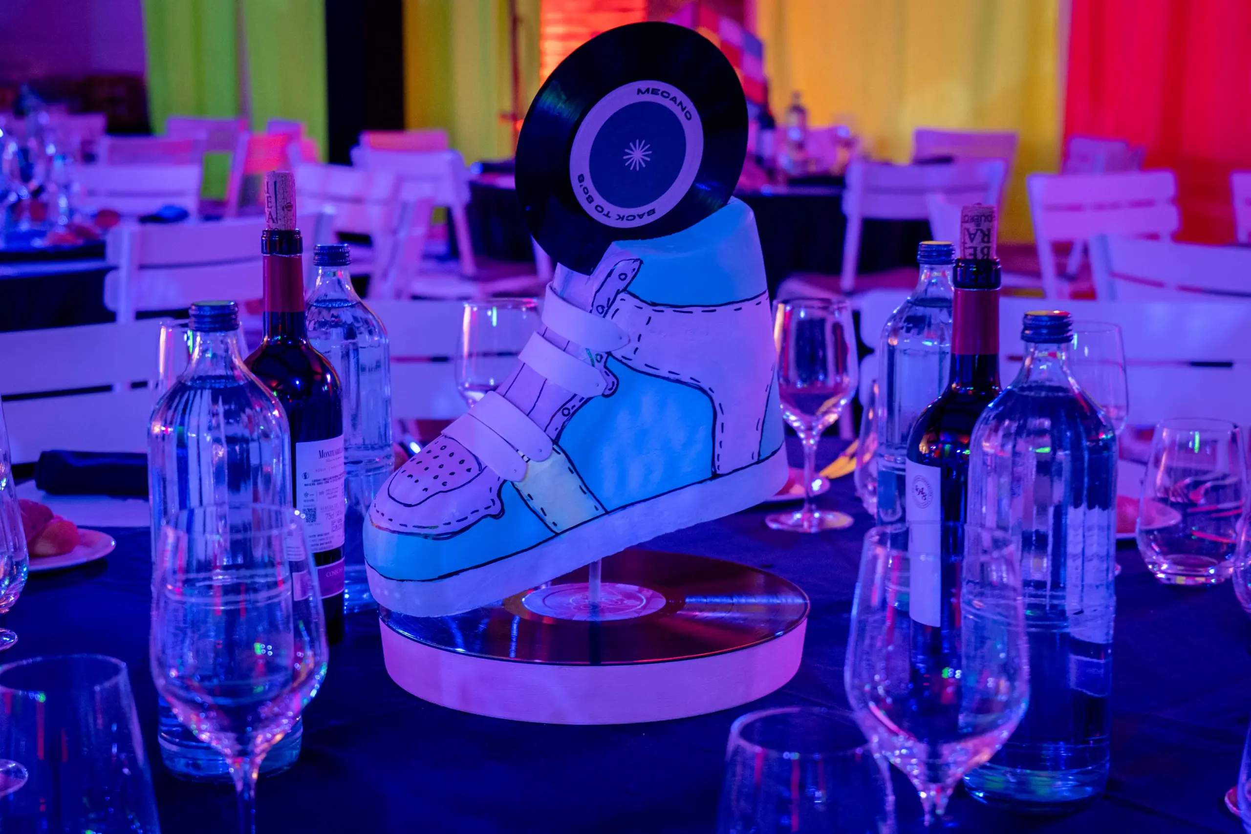 Centro de mesa con cubo de Rubik para fiesta temática años 80 corporativa