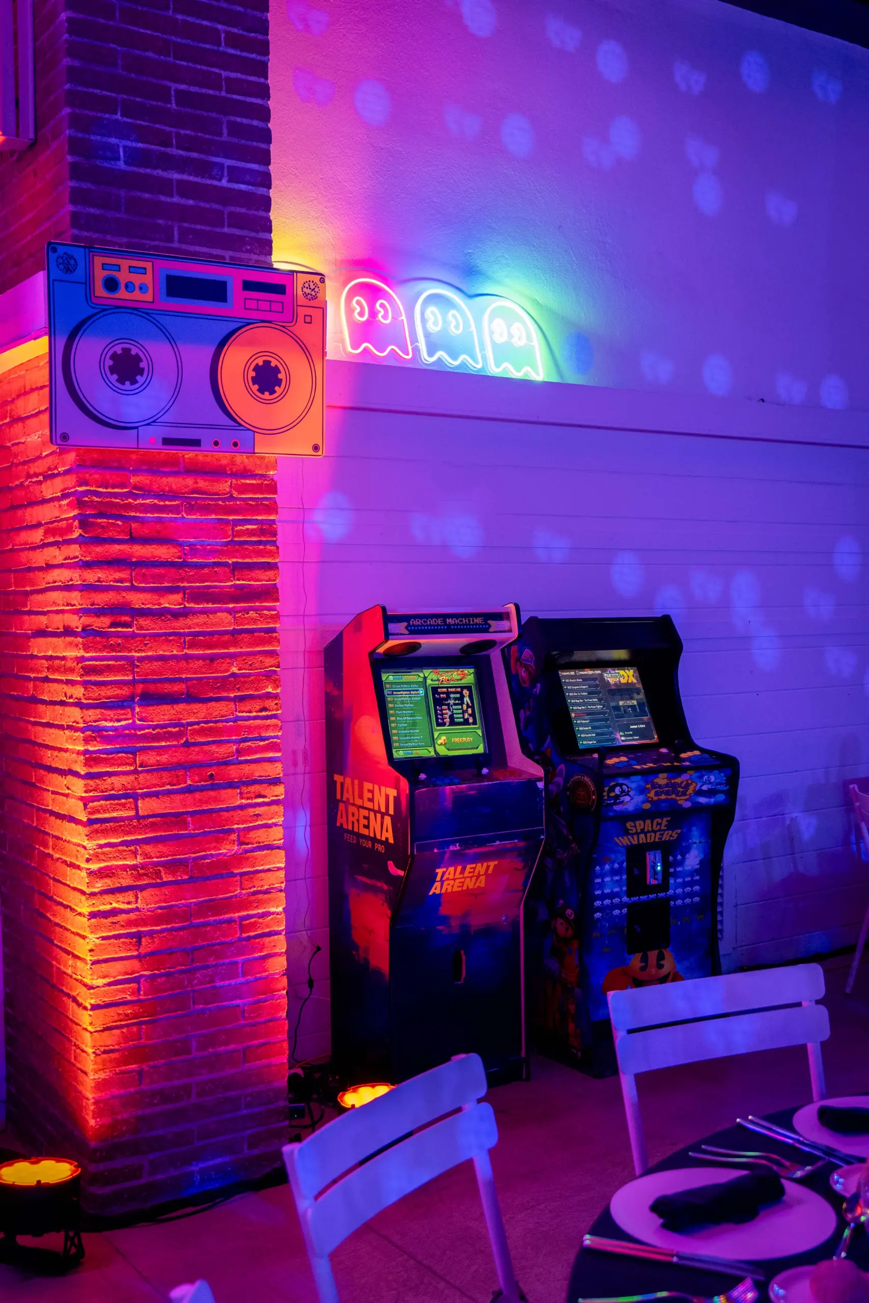 Centro de mesa con zapatilla pintada a mano y vinilo de Mecano en evento corporativo años 80