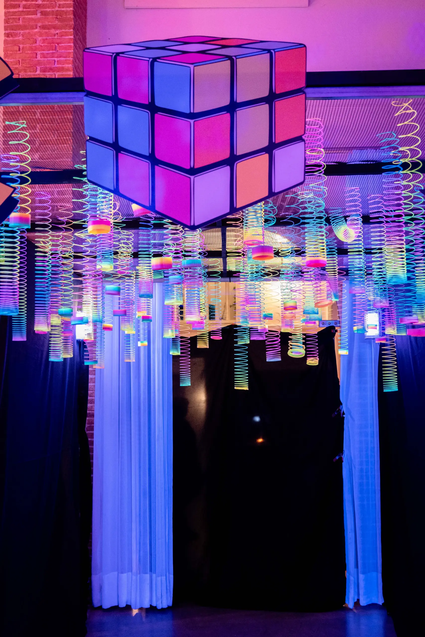 Cortinas neón y neón de patín en ambientación de fiesta corporativa años 80 en Barcelona