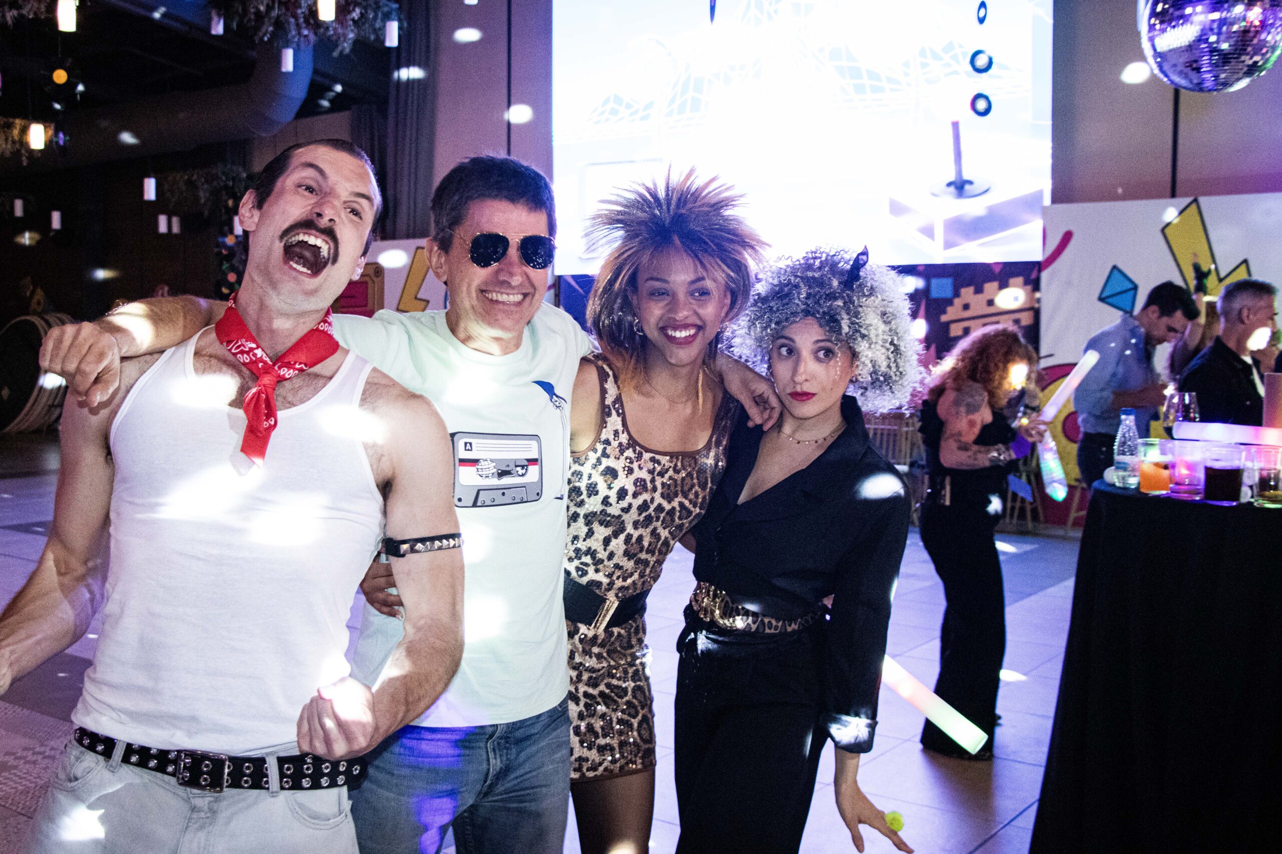 Animadores profesionales de Teamtify interactuando en una fiesta de los años 80 en Madrid