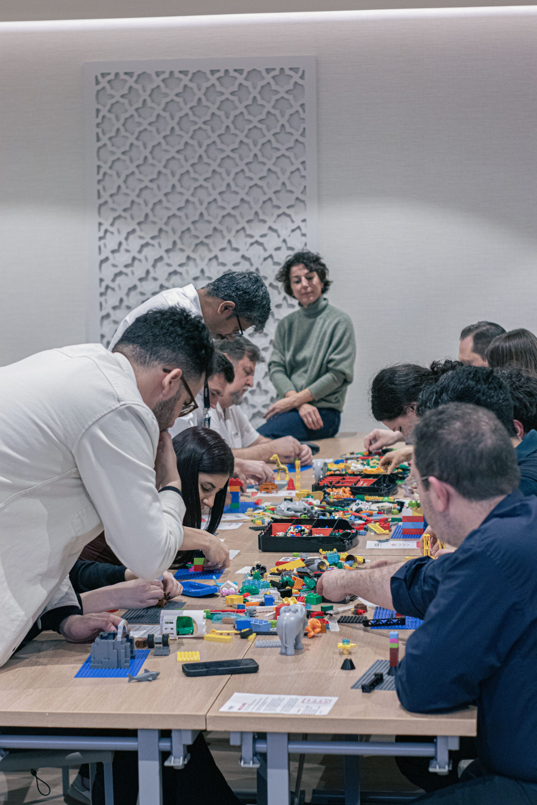 Coach especialista impartiendo una sesión del programa Serious Team con metodología Lego Serious Play