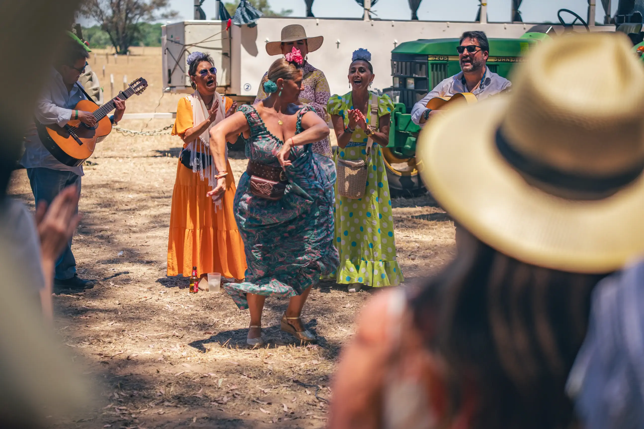 Bailaoras flamencas dando un espectáculo en La Pará a mitad de camino