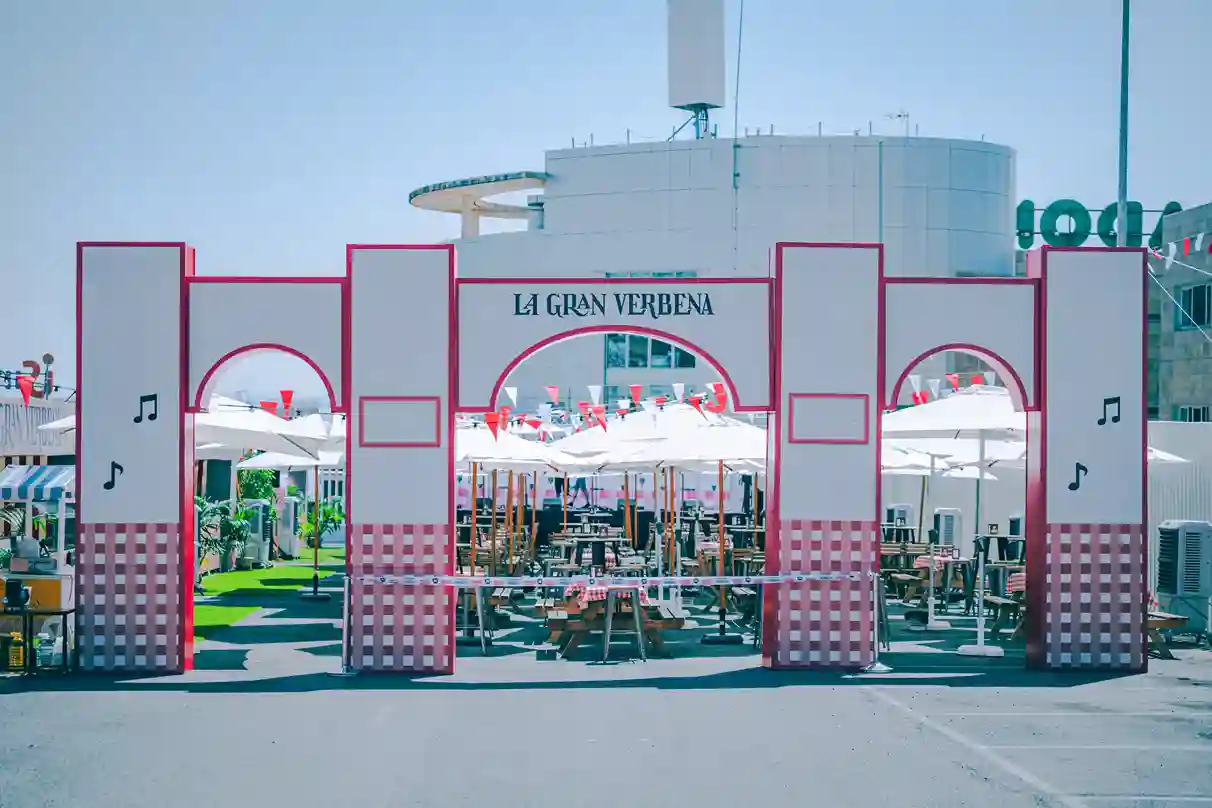 Portada de feria gigante y personalizada con tres arcos y farolillos