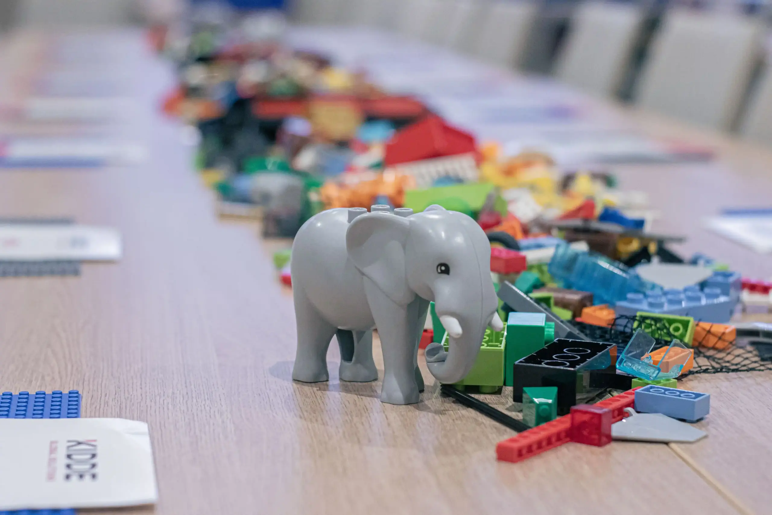 Participantes de un taller de Lego Serious Play para empresas analizando metáforas visuales en equipo