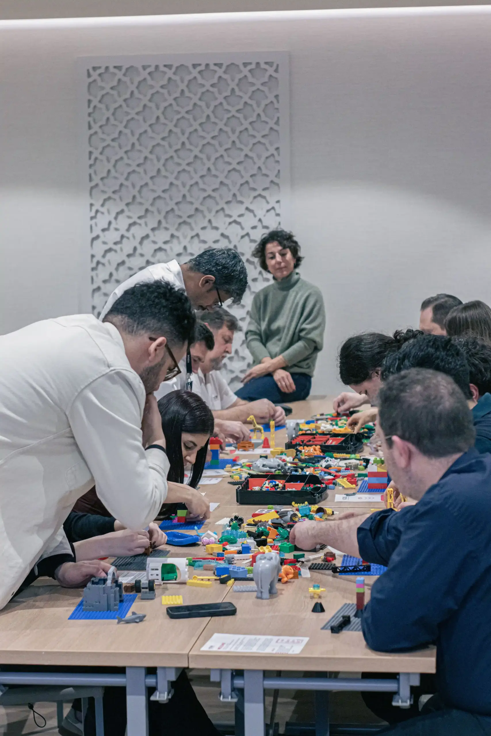 Detalle de construcción individual con piezas de Lego Serious Play en un evento de team building