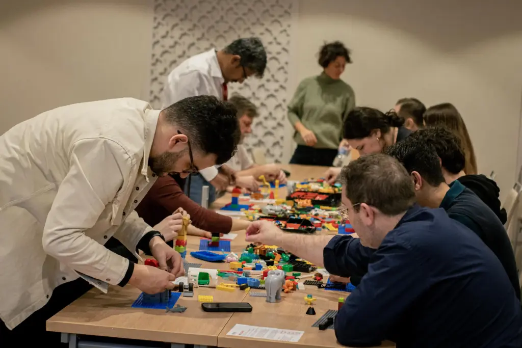 Participantes de un taller de Lego Serious Play para empresas analizando metáforas visuales en equipo