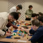 Participantes de un taller de Lego Serious Play para empresas analizando metáforas visuales en equipo
