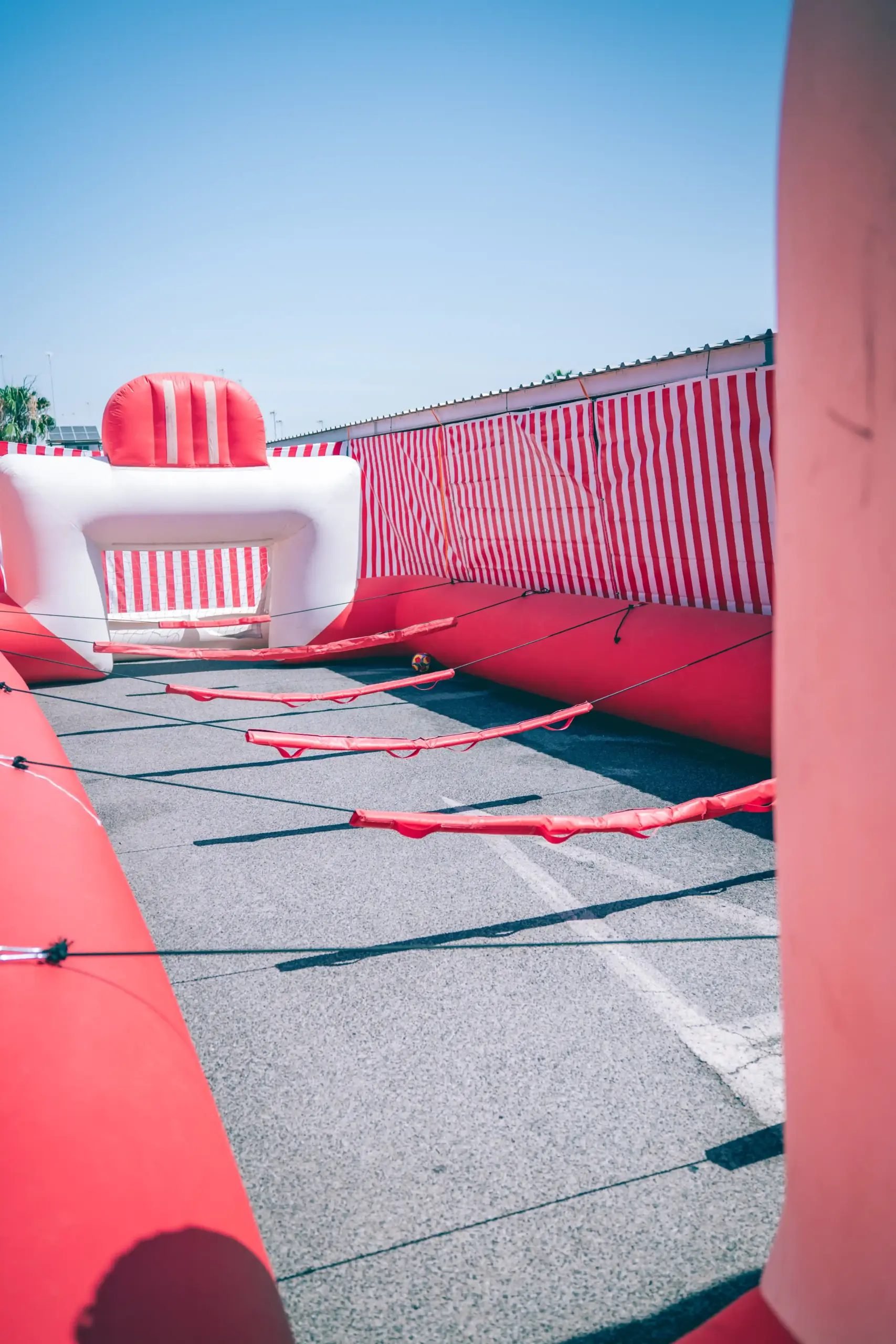 Gran futbolín humano hinchable para dinámicas de team building