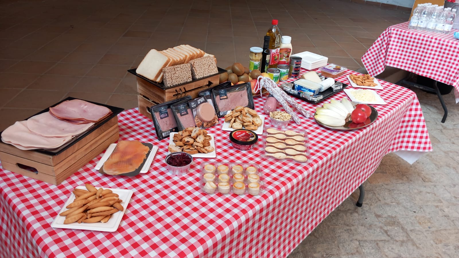 Ingredientes y delantales expuestos listos para la batalla de paellas de team building