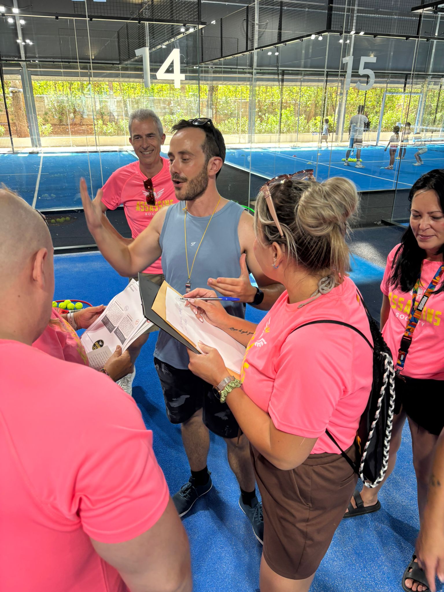 Un equipo de participantes de un Cluedo para empresas con camisetas coordinadas recibiendo el briefing inicial.