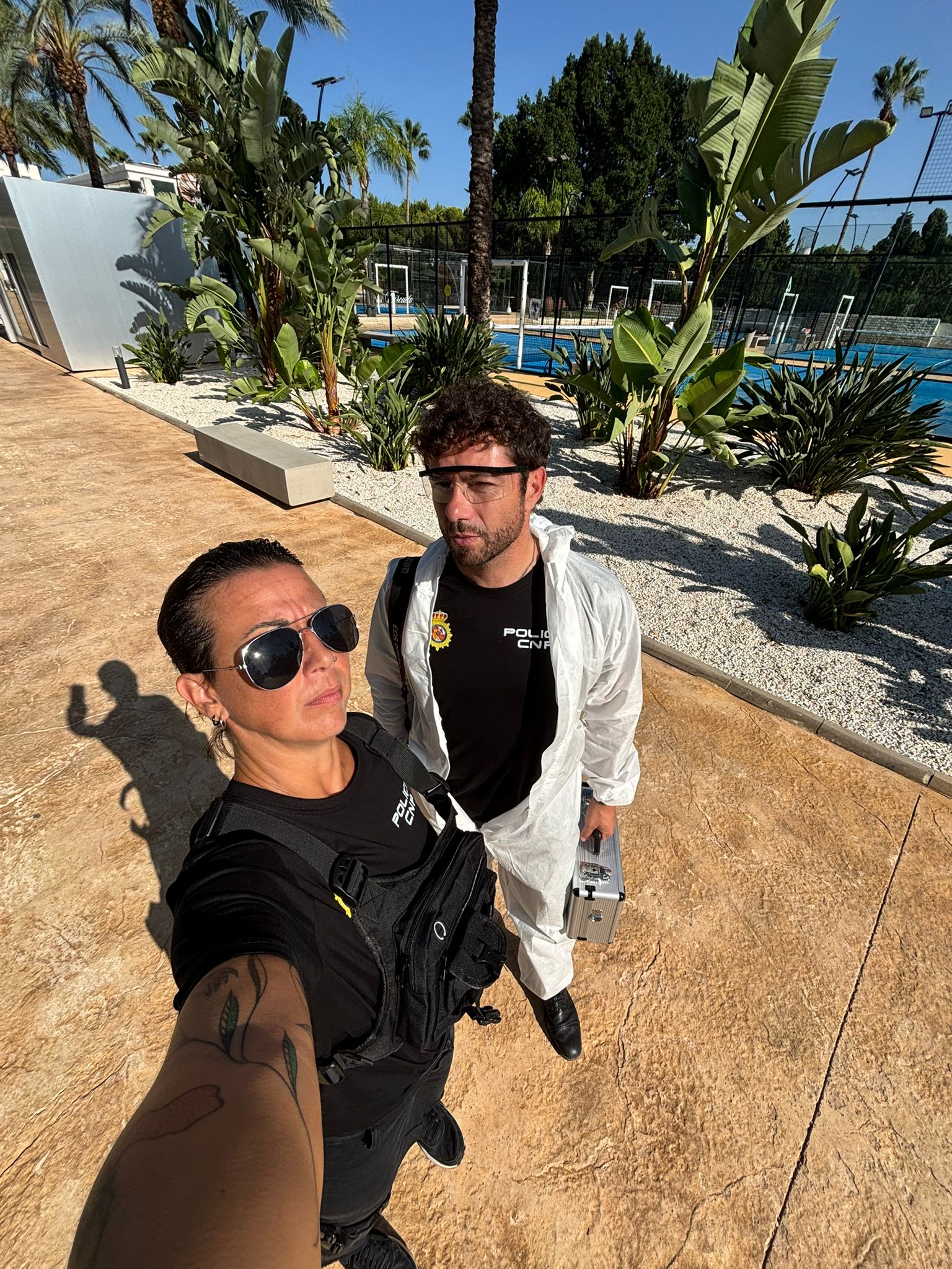 Un selfie tomado por una participante de una actividad de Team Building de Cluedo Corporativo junto a un compañero con mono de policía científica.