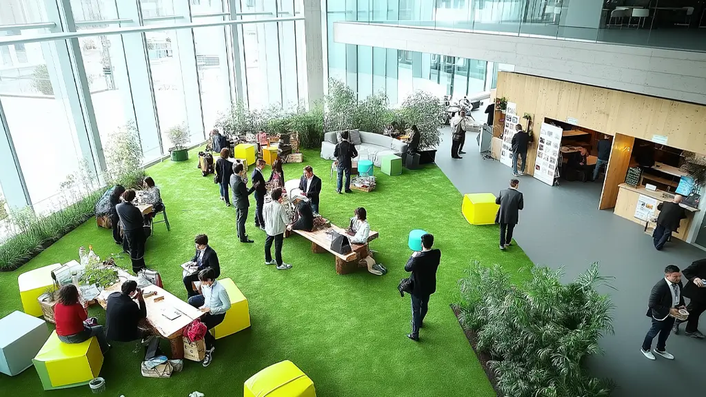 Montaje de evento sostenible con estructuras modulares, césped artificial y plantas vivas